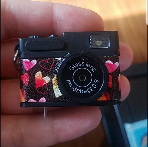 Heart Print Retro Digital Camera w/ Flash Keychain - Picture 11 of 12